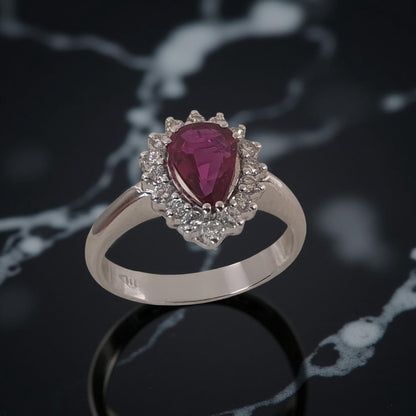 Anello in oro bianco 18kt di Meteore Gioielli presenta uno Splendido Rubino naturale dal taglio a goccia di 1.00 ct incassato al centro di diamanti 0.32 ct.