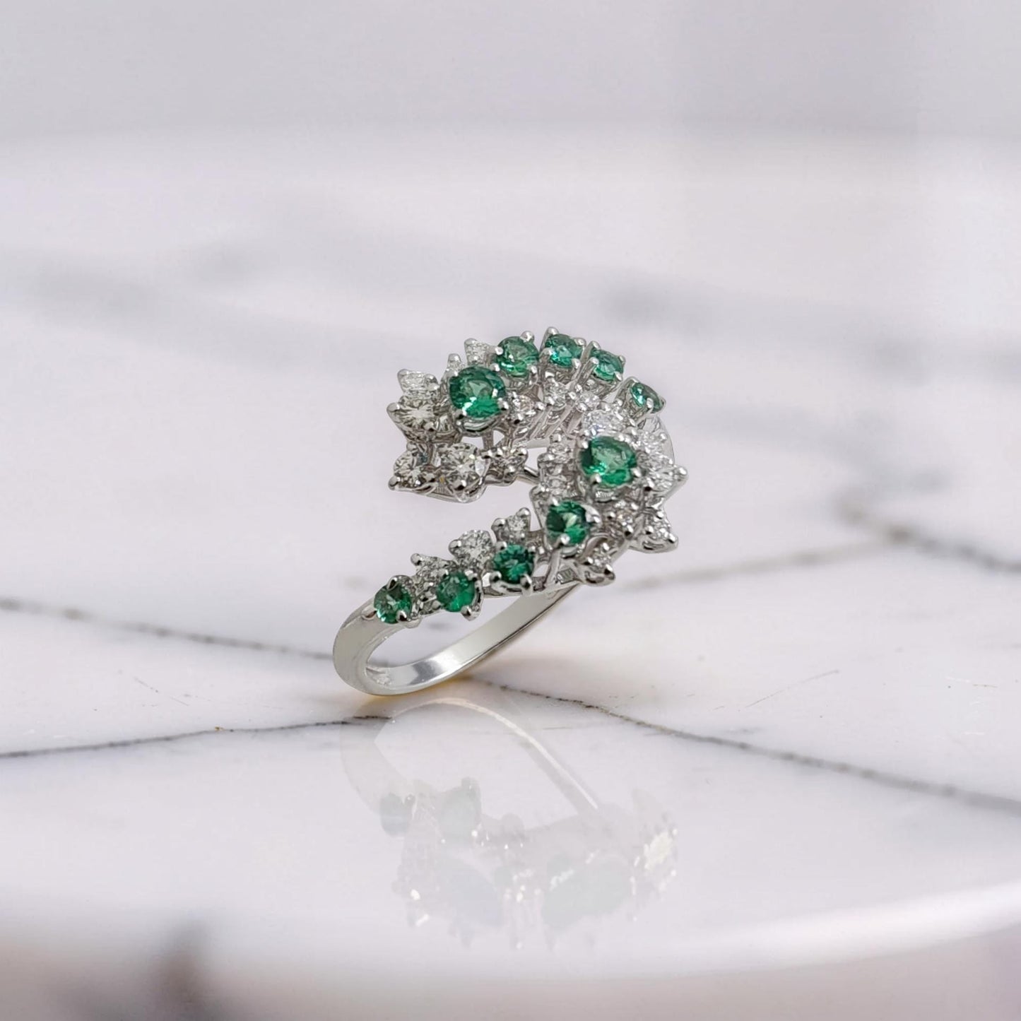 anello oro bianco 18kt meteore gioielli due teste di serpente vista laterale con smeraldi e diamanti naturali 0,39 ct