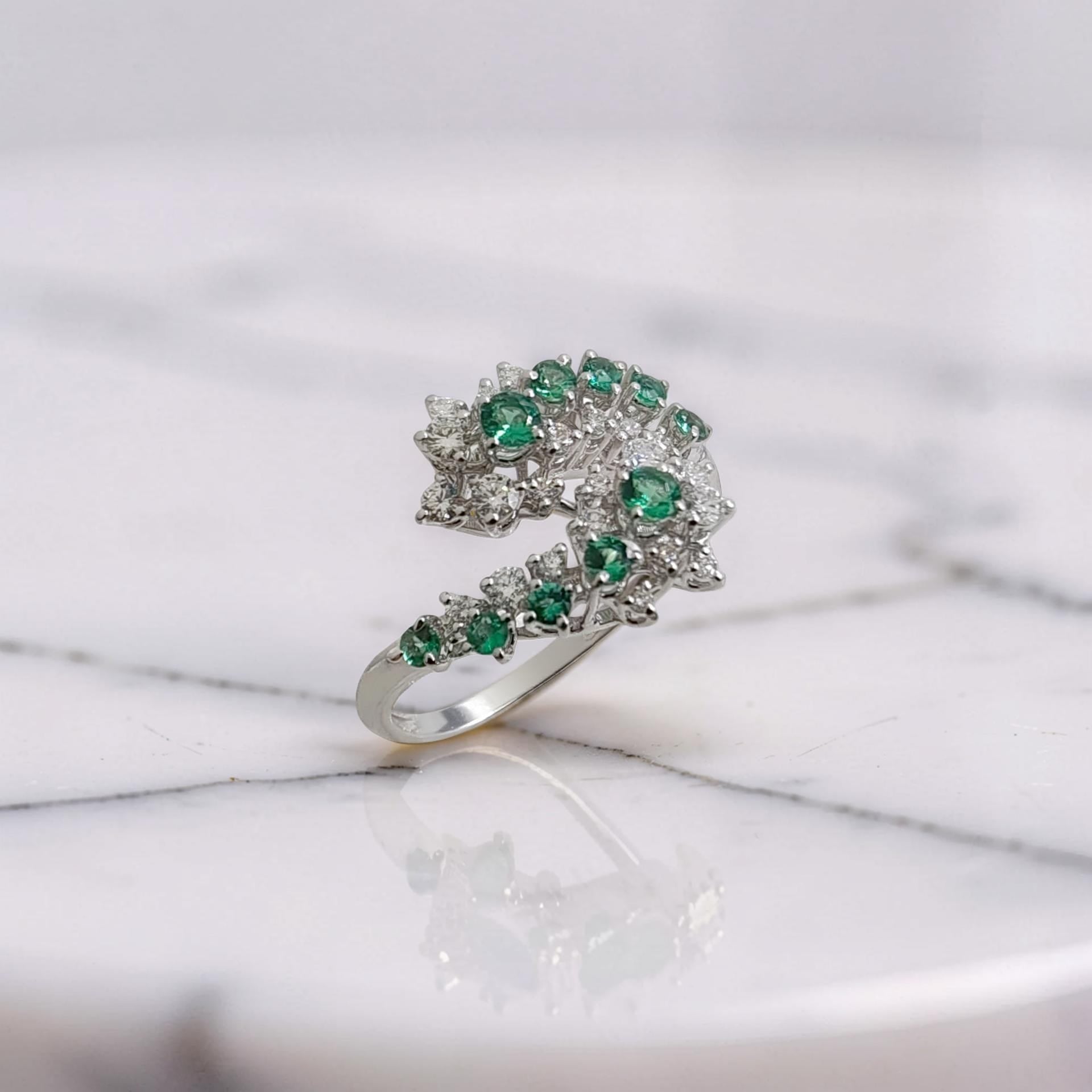 Anello oro bianco 18kt Meteore Gioielli due teste di serpente vista laterale con smeraldi e diamanti naturali 0,39 ct