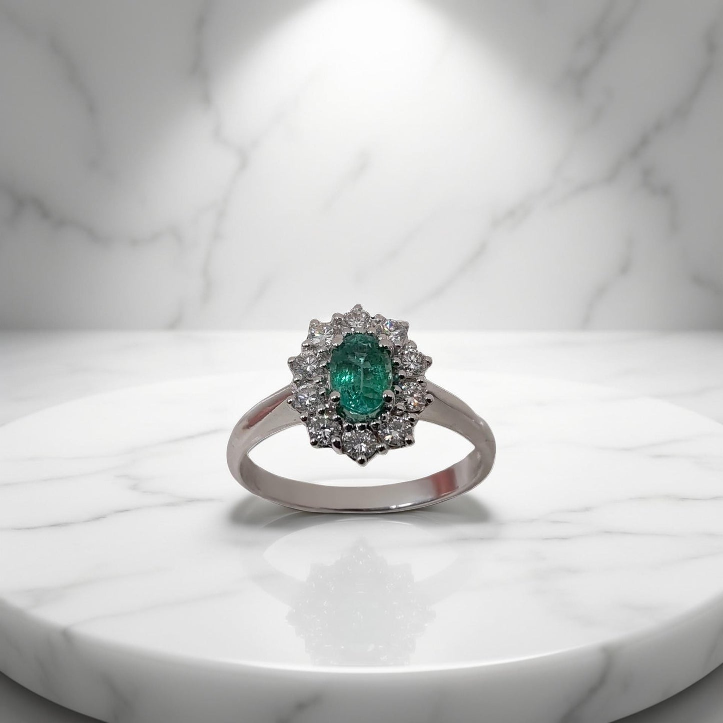 anello con smeraldo di meteore gioielli in oro bianco 18kt con smeraldo ct 051 e diamanti naturali da 0.42ct è un capolavoro di eleganza e raffinatezza