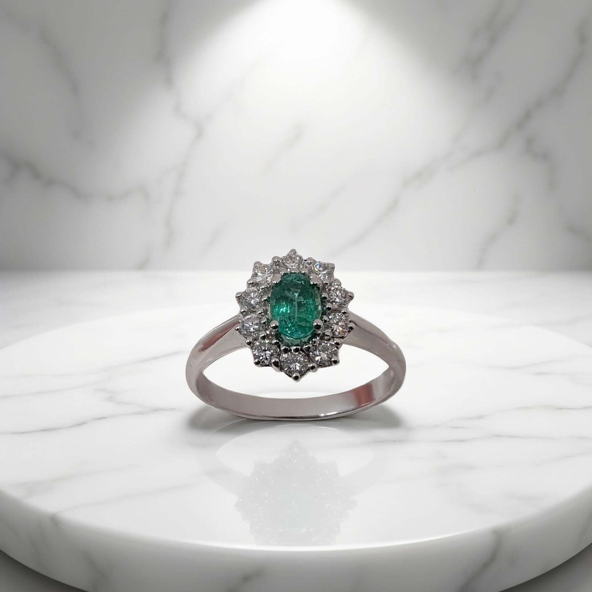 Anello con Smeraldo di Meteore Gioielli in oro bianco 18kt con smeraldo ct 051 e diamanti naturali da 0.42ct è un capolavoro di eleganza e raffinatezza