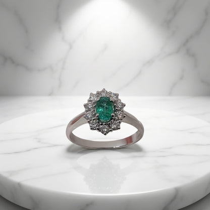 Anello con Smeraldo di Meteore Gioielli in oro bianco 18kt con smeraldo ct 051 e diamanti naturali da 0.42ct è un capolavoro di eleganza e raffinatezza