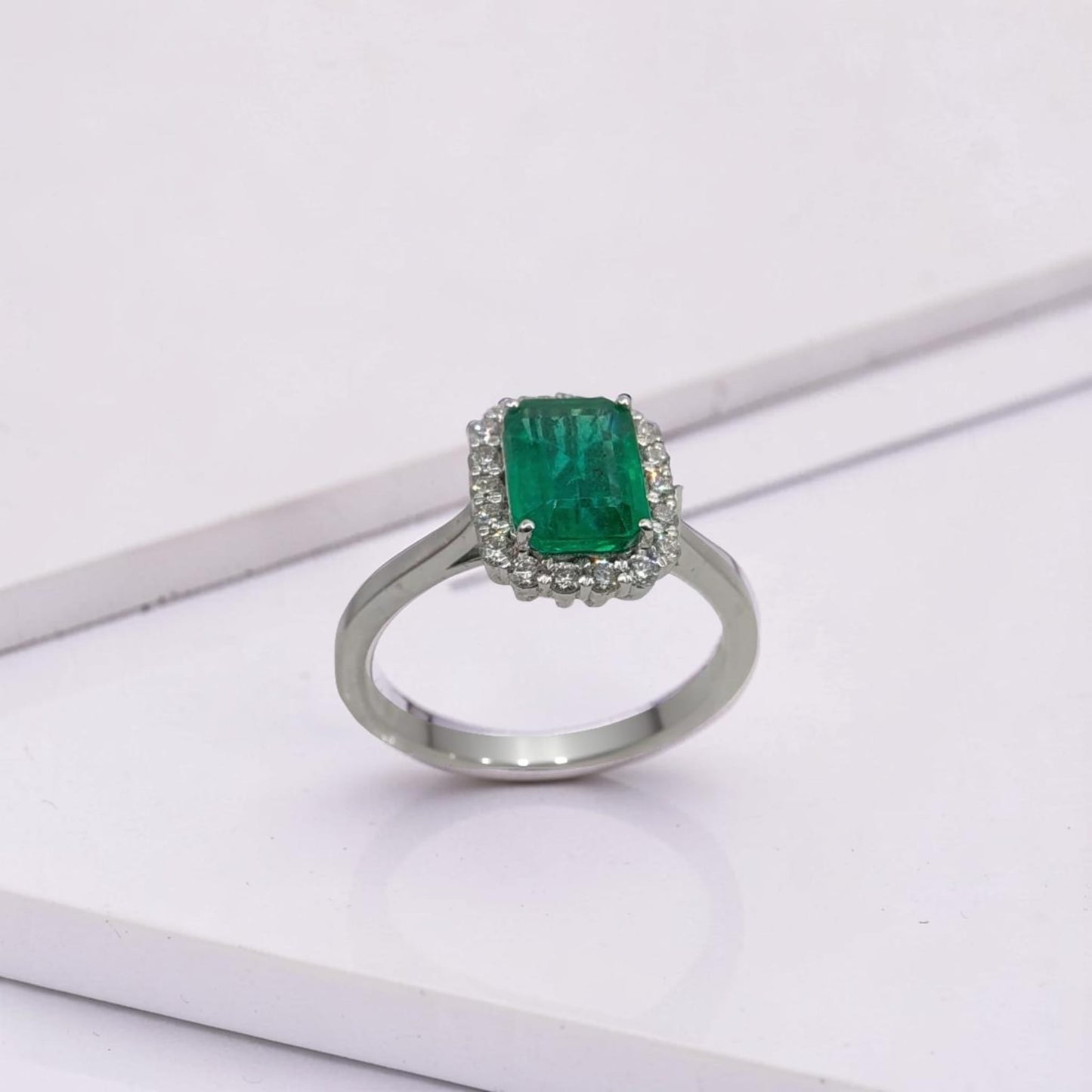 dettaglio anello smeraldo naturale verde intenso 1,71 ct con diamanti oro bianco