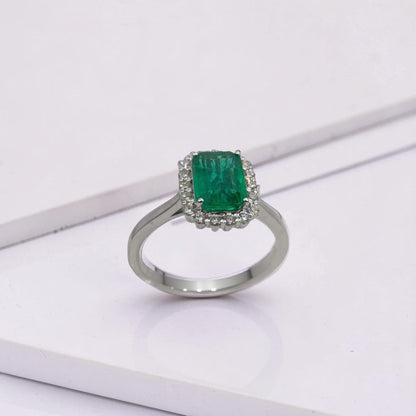 Dettaglio anello smeraldo naturale verde intenso 1,71 ct con diamanti oro bianco