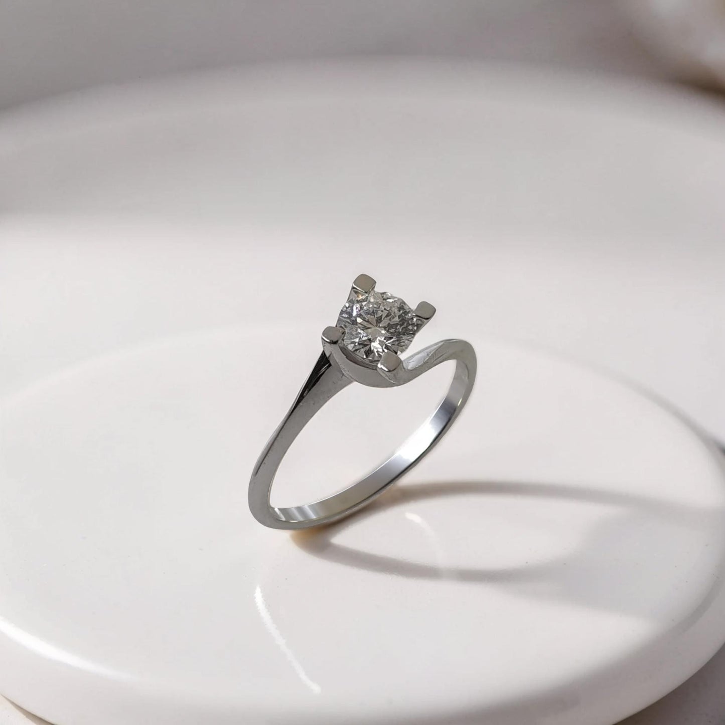 vista laterale, anello solitario oro bianco 18kt meteore gioielli con diamante di laboratorio 0,50 ct colore d purezza fl

