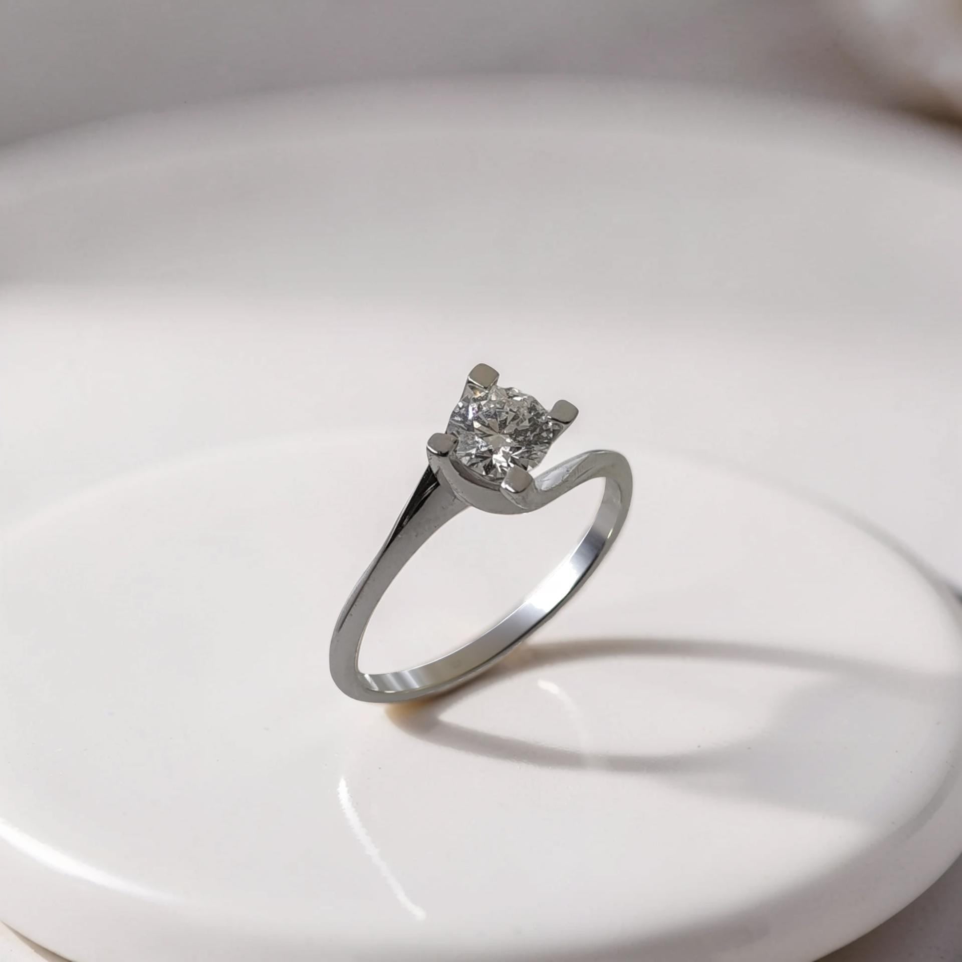 Vista laterale, Anello solitario oro bianco 18kt Meteore Gioielli con diamante di laboratorio 0,50 ct colore D purezza FL


