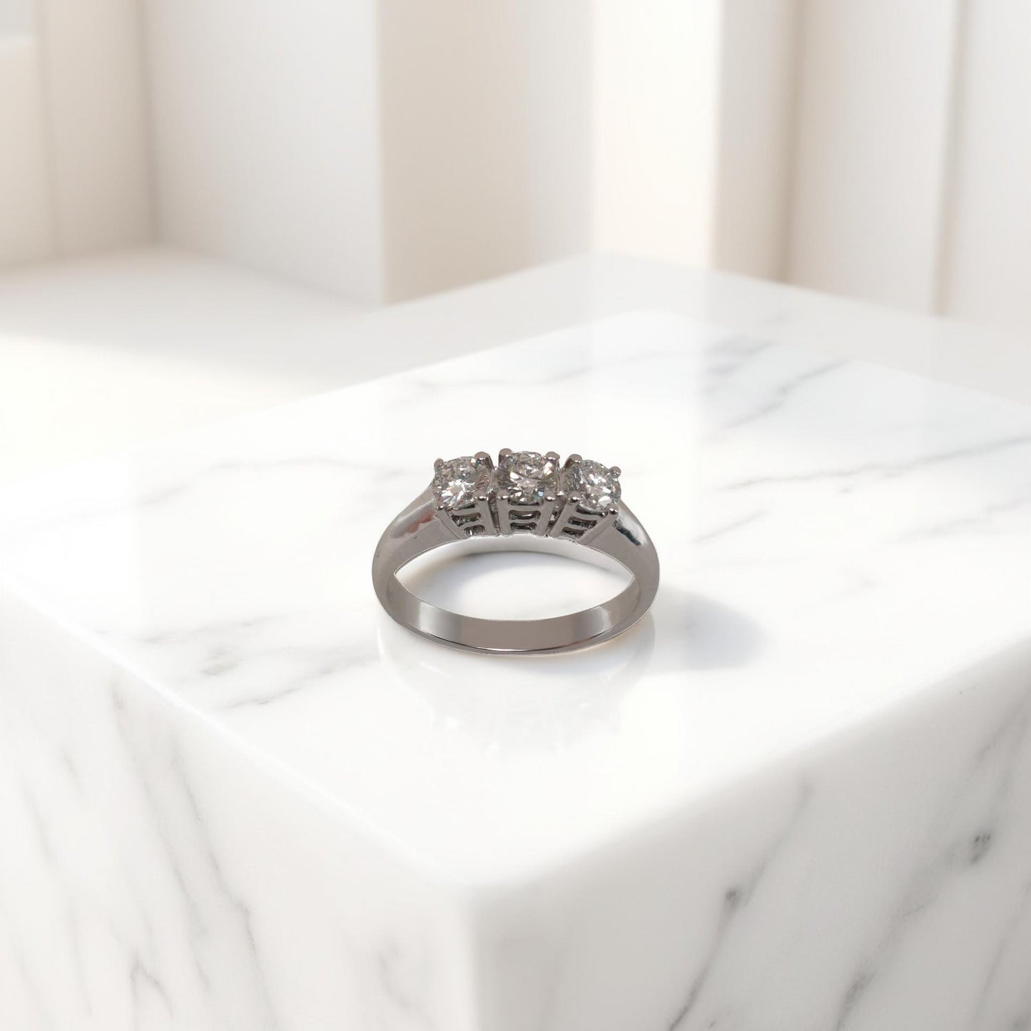 anello trilogy con diamanti ct. 0,58 in oro bianco 18kt