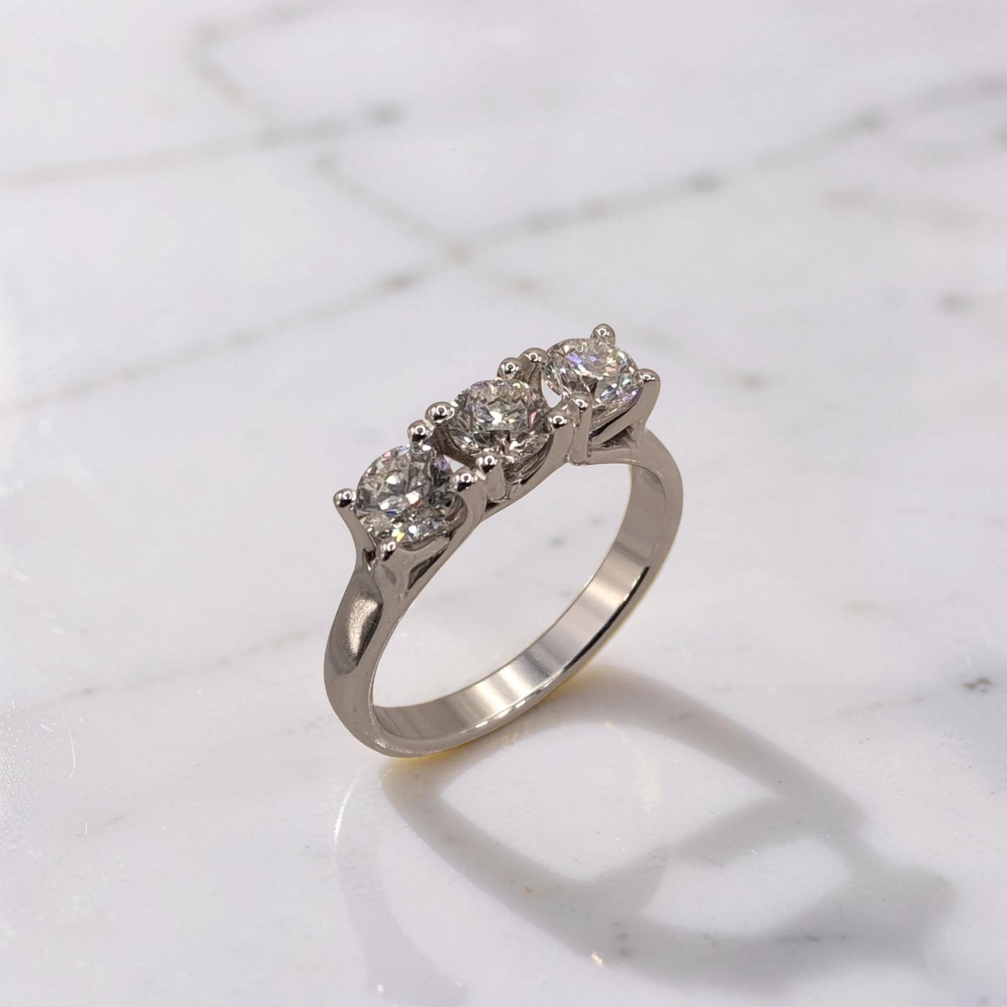 stupendo anello trilogy in oro bianco 18kt di meteore gioielli visto di profilo con diamanti naturali taglio brillante 1.20 ct e/vs1  certificati igi