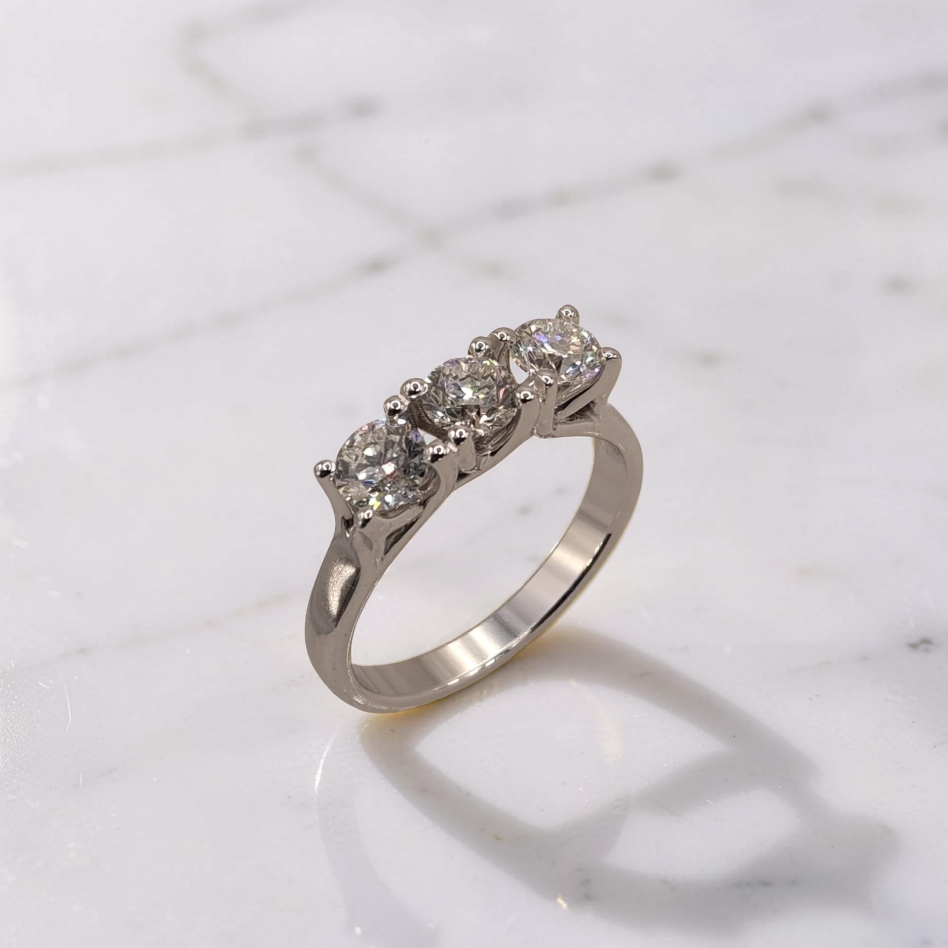 stupendo Anello Trilogy in oro bianco 18kt di Meteore Gioielli visto di profilo con diamanti naturali taglio brillante 1.20 ct E/VS1  certificati IGI