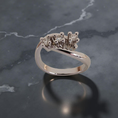 Anello trilogy in oro 18 carati di Mirco Visconti con diamanti per complessivi 0.31 carati, F color Vs.