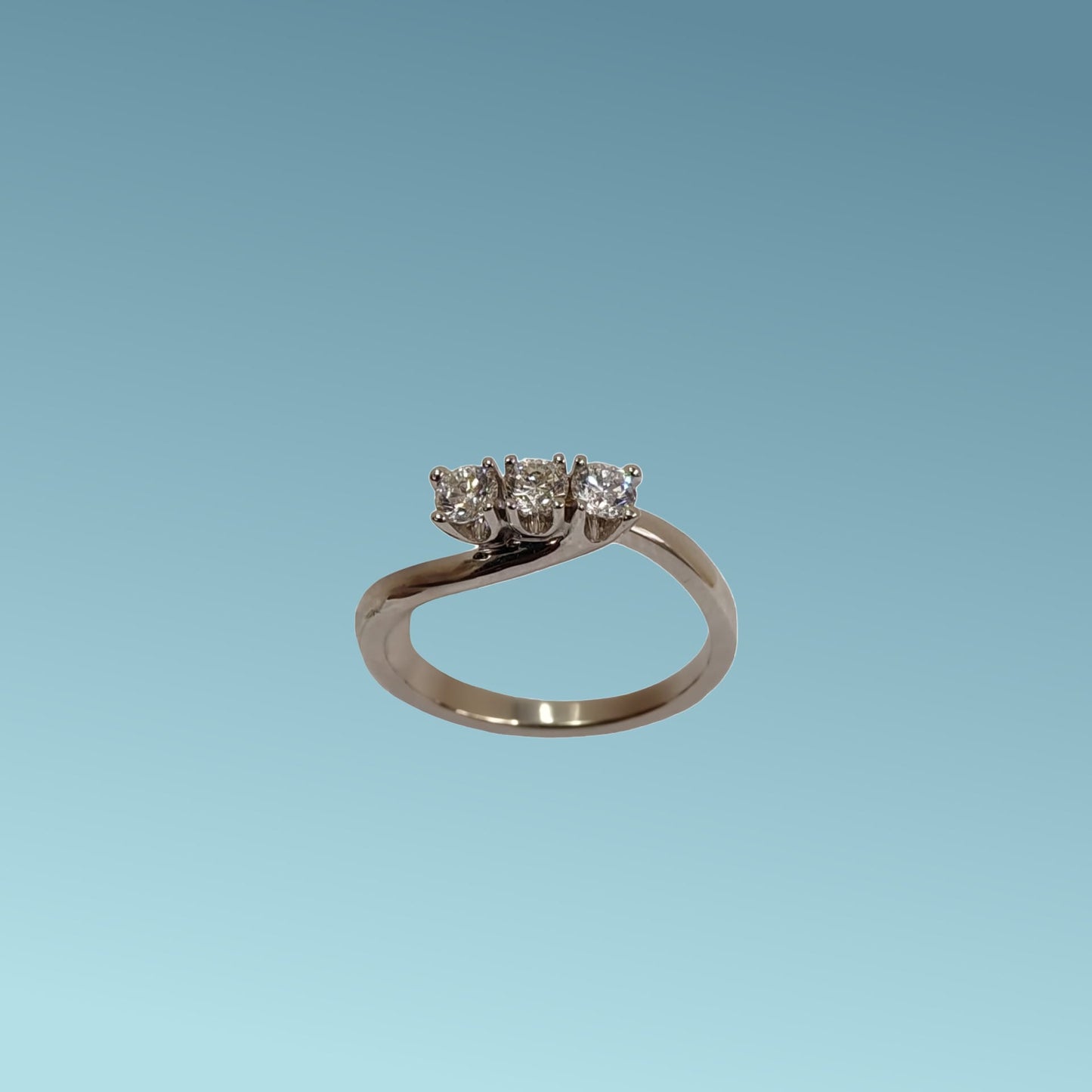 anello trilogy in oro bianco 18kt di mirco visconti con diamanti naturali taglio brillante 0.43 f color vs. il gambo sfalsato abbraccia i castoni  in un design davvero elegante