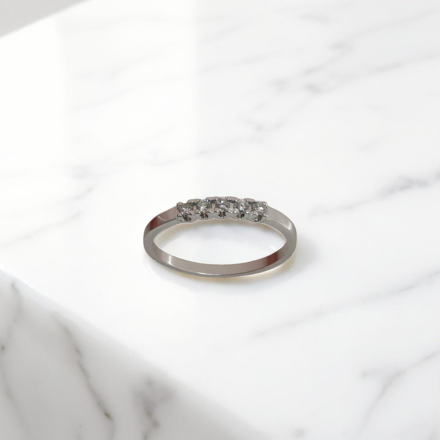 anello veretta in oro bianco 18kt di meteore gioielli con 5 diamanti naturali taglio brillante di 0.11ct.