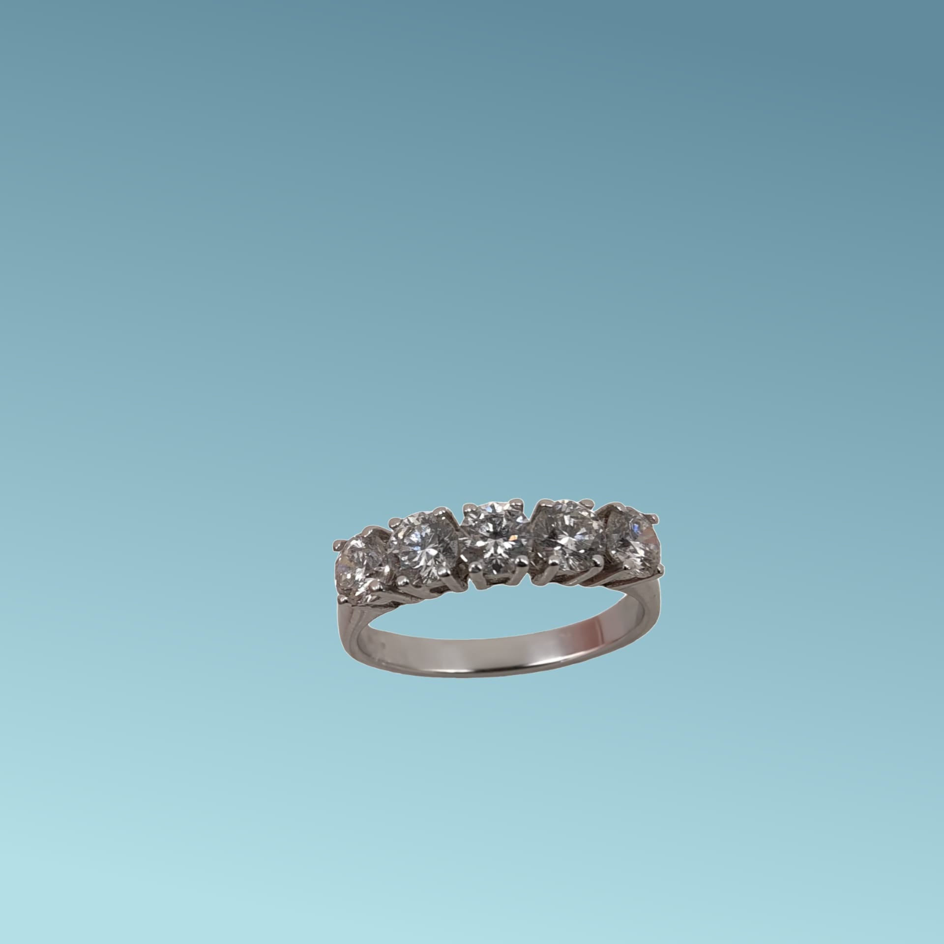 Anello veretta in oro bianco 18kt di Meteore Gioielli con 5 diamanti naturali taglio brillante per un totale di 1.53ct. 