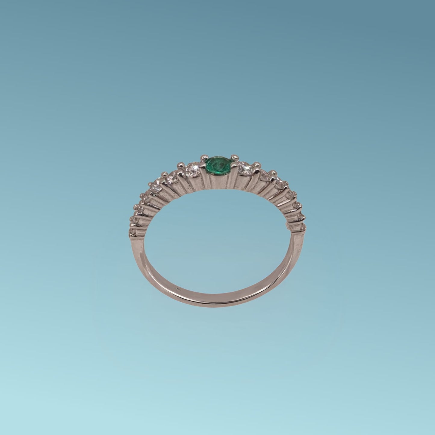 anello veretta in oro bianco 18kt di meteore gioielli con smeraldo centrale e diamanti naturali taglio brillante ai lati su 3/4 del gambo di 0.37ct 