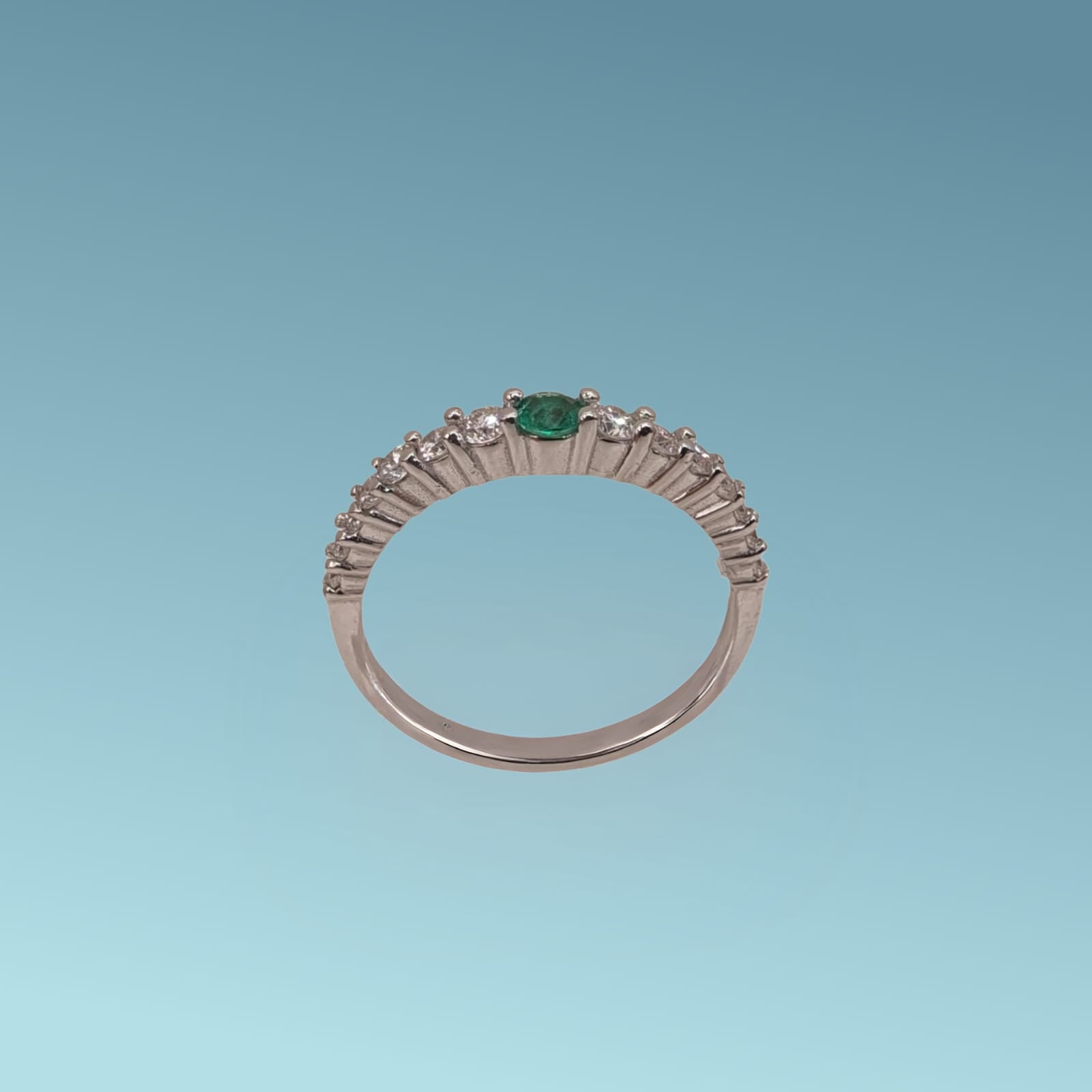 anello veretta in oro bianco 18kt di Meteore Gioielli con smeraldo centrale e diamanti naturali taglio brillante ai lati su 3/4 del gambo di 0.37ct 