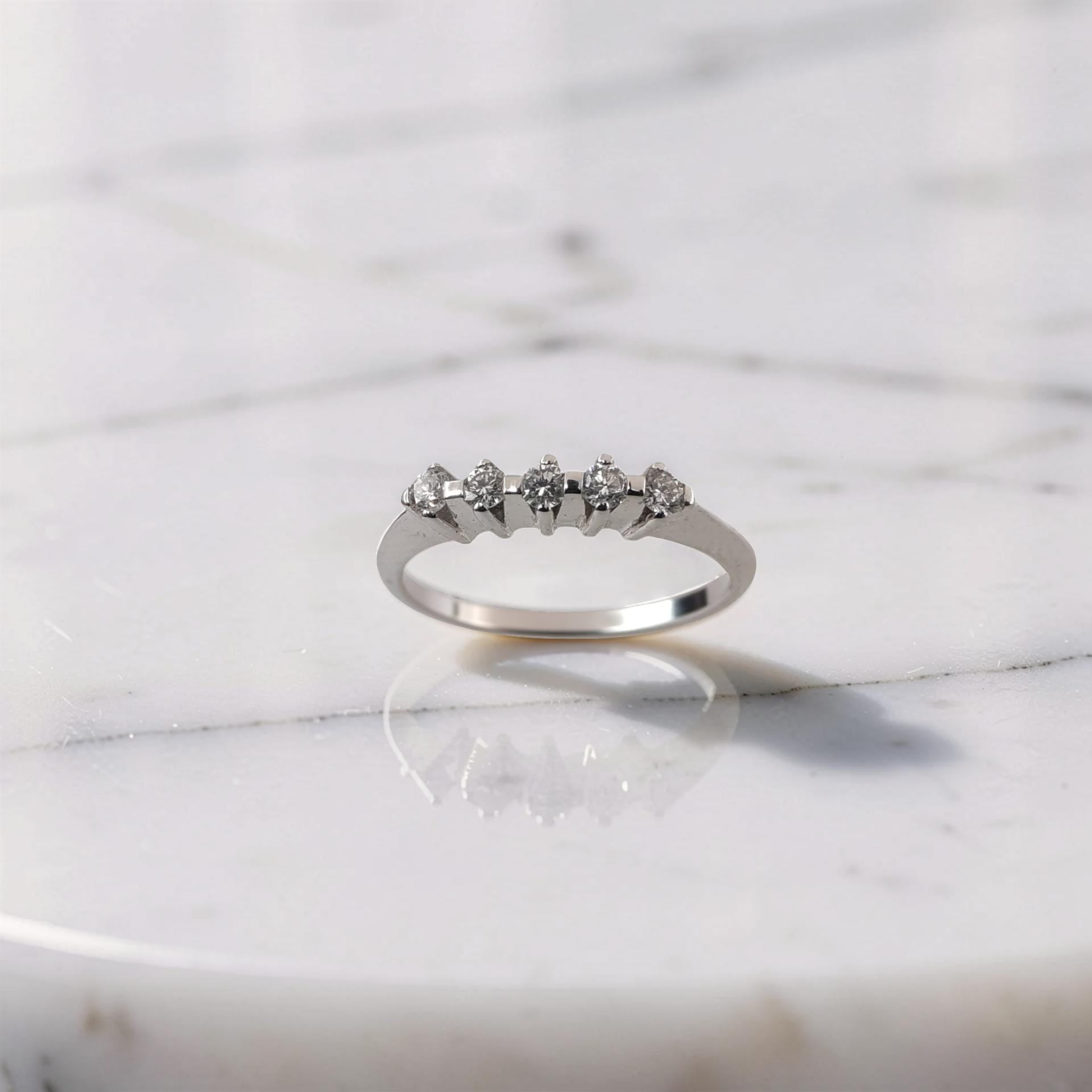 Elegante anello veretta idea fidanzamento di Meteore Gioielli diamanti 0.25 carati G/VS