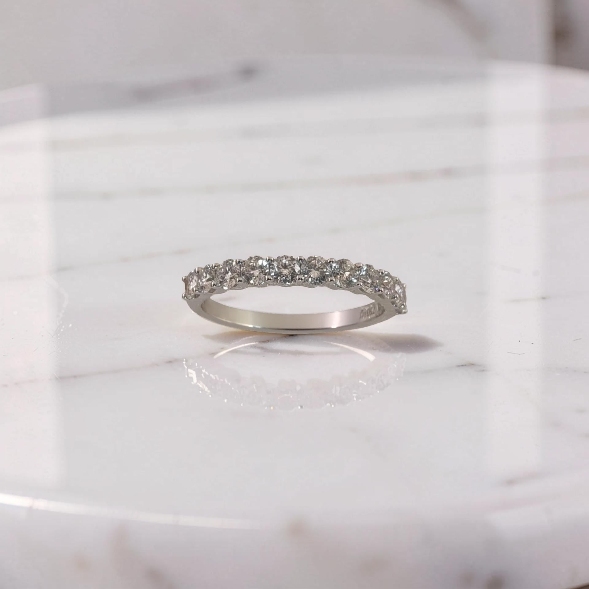 Elegante anello veretta in oro 18 Kt con diamanti 0.78 carati G VS di Meteore Gioielli