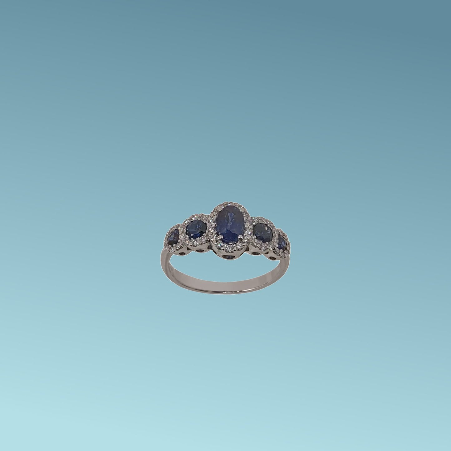 anello in oro biancoo 18kt di meteore gioielli con zaffiri naturali ct 1.33 e diamanti naturali taglio brillante per un totale di 0.33ct.