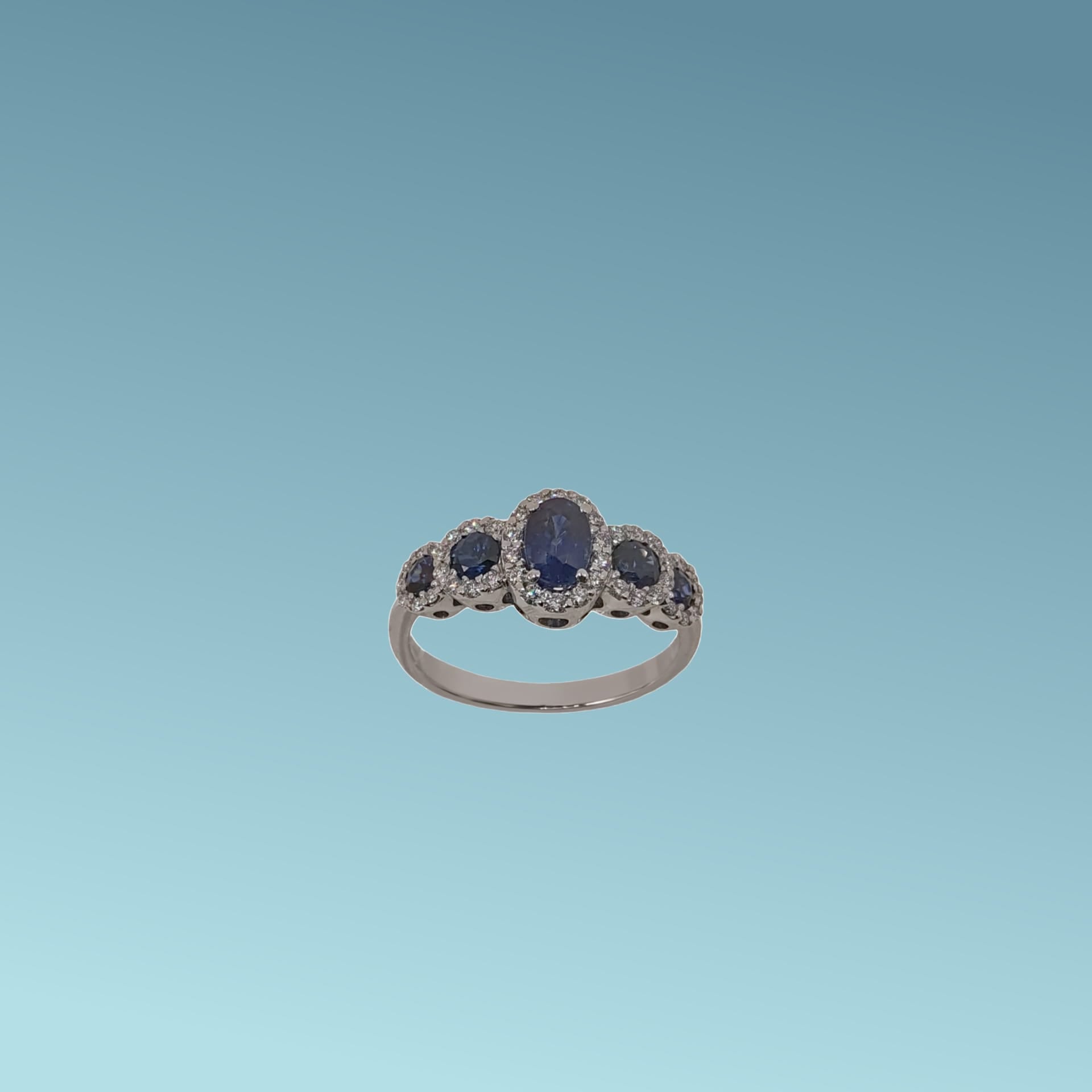 Anello in oro biancoo 18kt di Meteore Gioielli con zaffiri naturali ct 1.33 e diamanti naturali taglio brillante per un totale di 0.33ct.