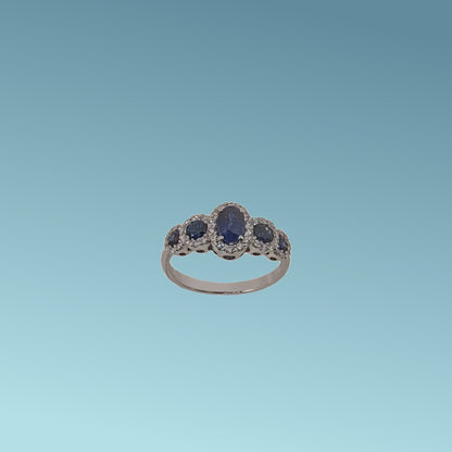 Anello in oro biancoo 18kt di Meteore Gioielli con zaffiri naturali ct 1.33 e diamanti naturali taglio brillante per un totale di 0.33ct.