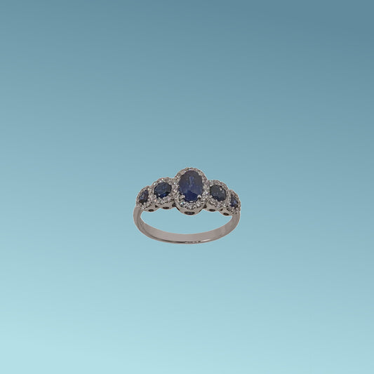 Anello in oro biancoo 18kt di Meteore Gioielli con zaffiri naturali ct 1.33 e diamanti naturali taglio brillante per un totale di 0.33ct.