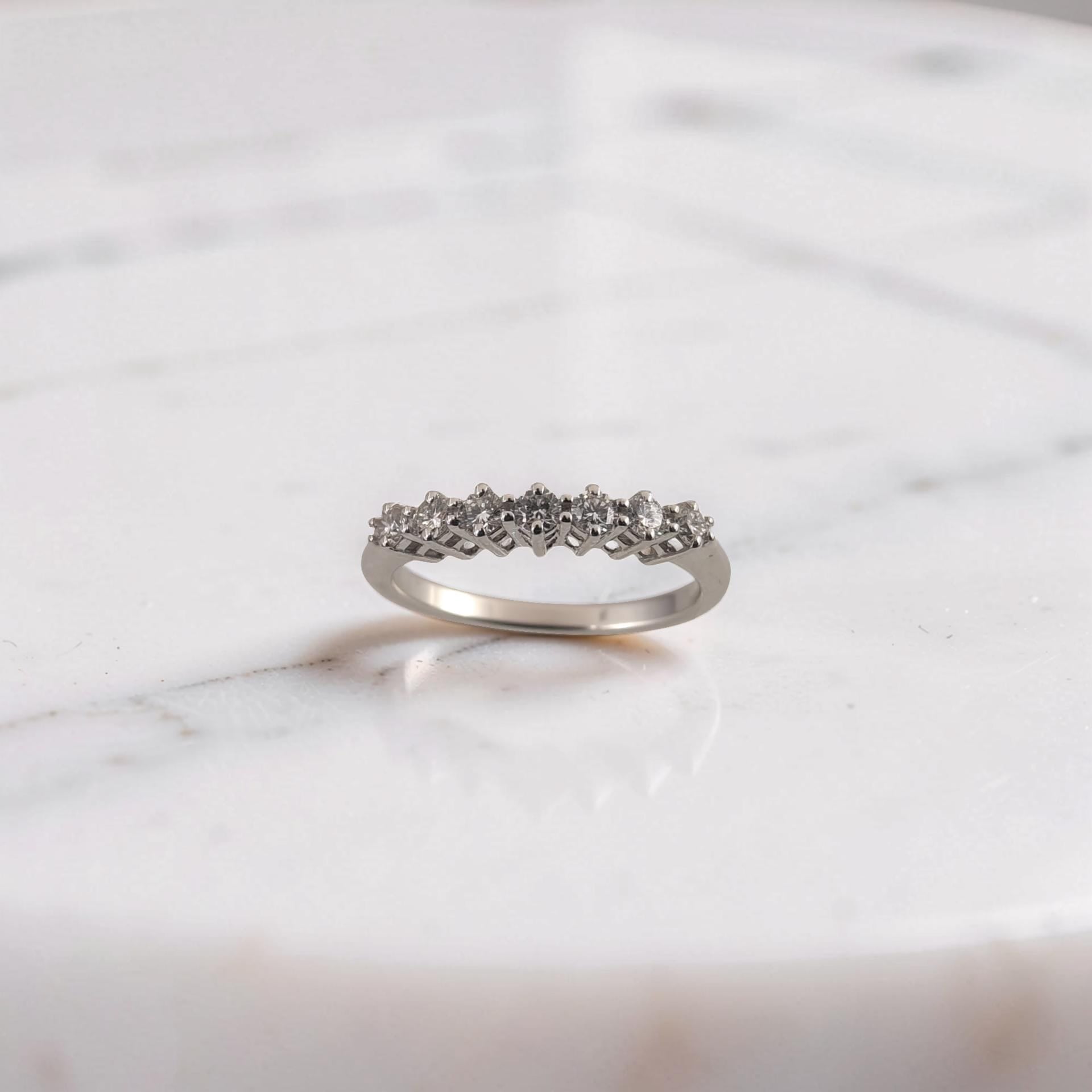 anello veretta in oro bianco con 7 diamanti ideale come regalo per un anniversario di matrimonio