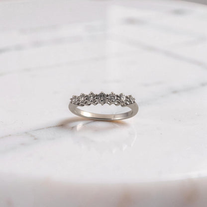 anello veretta in oro bianco con 7 diamanti ideale come regalo per un anniversario di matrimonio