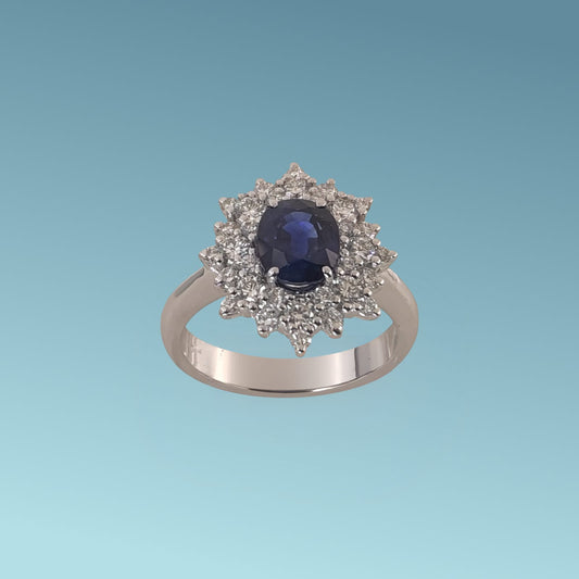 Anello in oro bianco 18kt di Meteore Gioielli presenta con Zaffiro blu "Ceylon" dal taglio ovale di ct 1.75  diamanti naturali taglio brillante  di 0.75 ct.