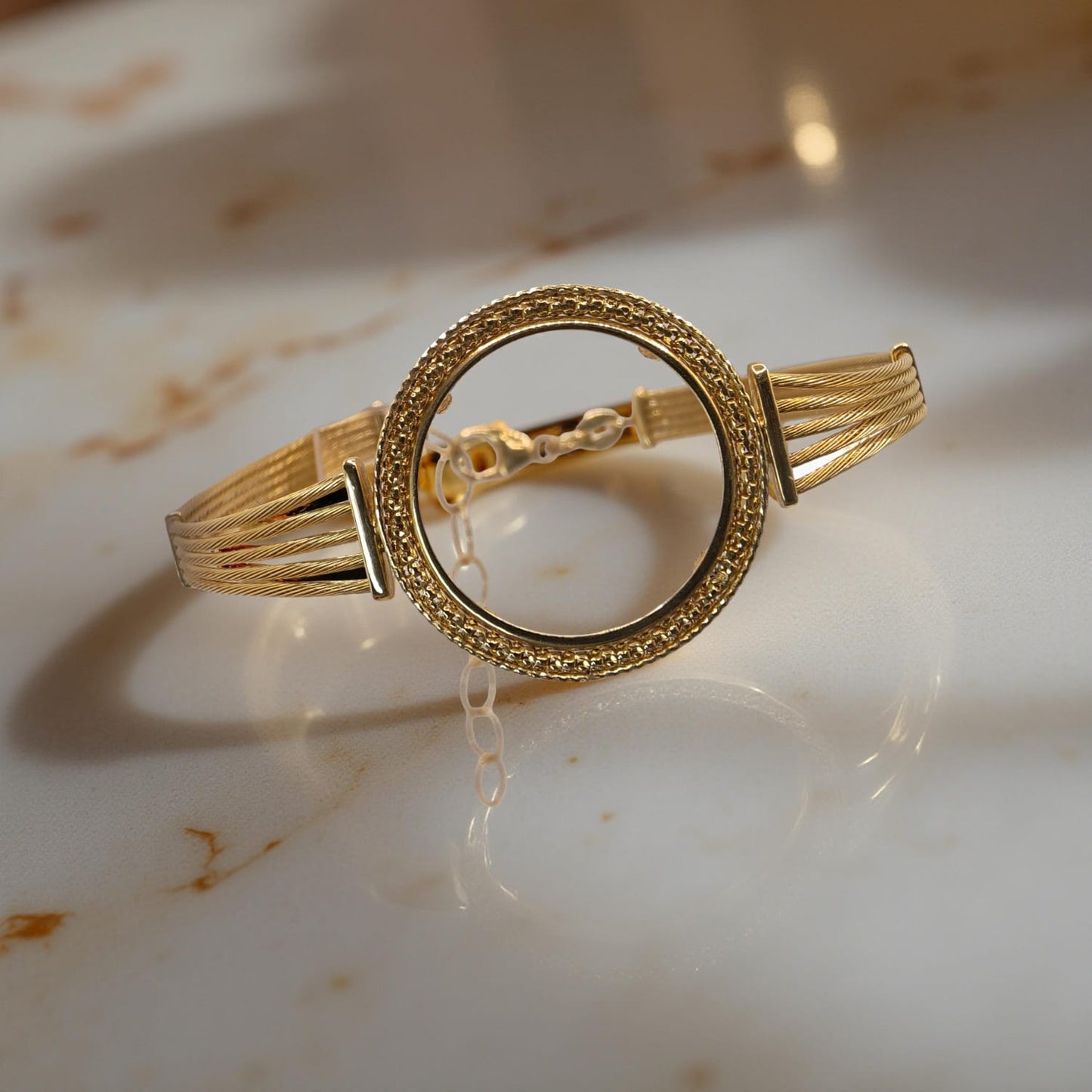 bracciale con fili semi rigidi in oro giallo 18 carati con portasterlina con contorno codronato