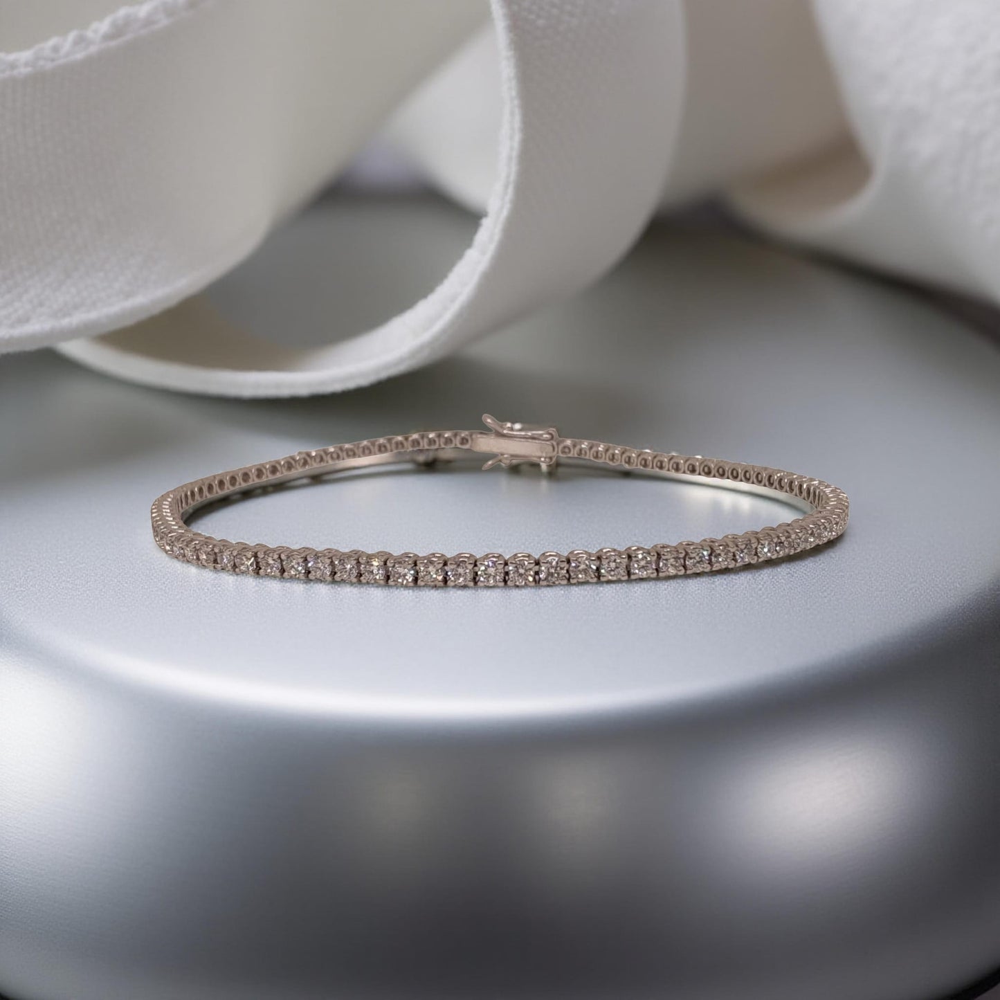 bracciale tennis in oro bianco modello filo classico di carati 3,51. questo modello mette in risalto i diamanti con una montattura minimalista