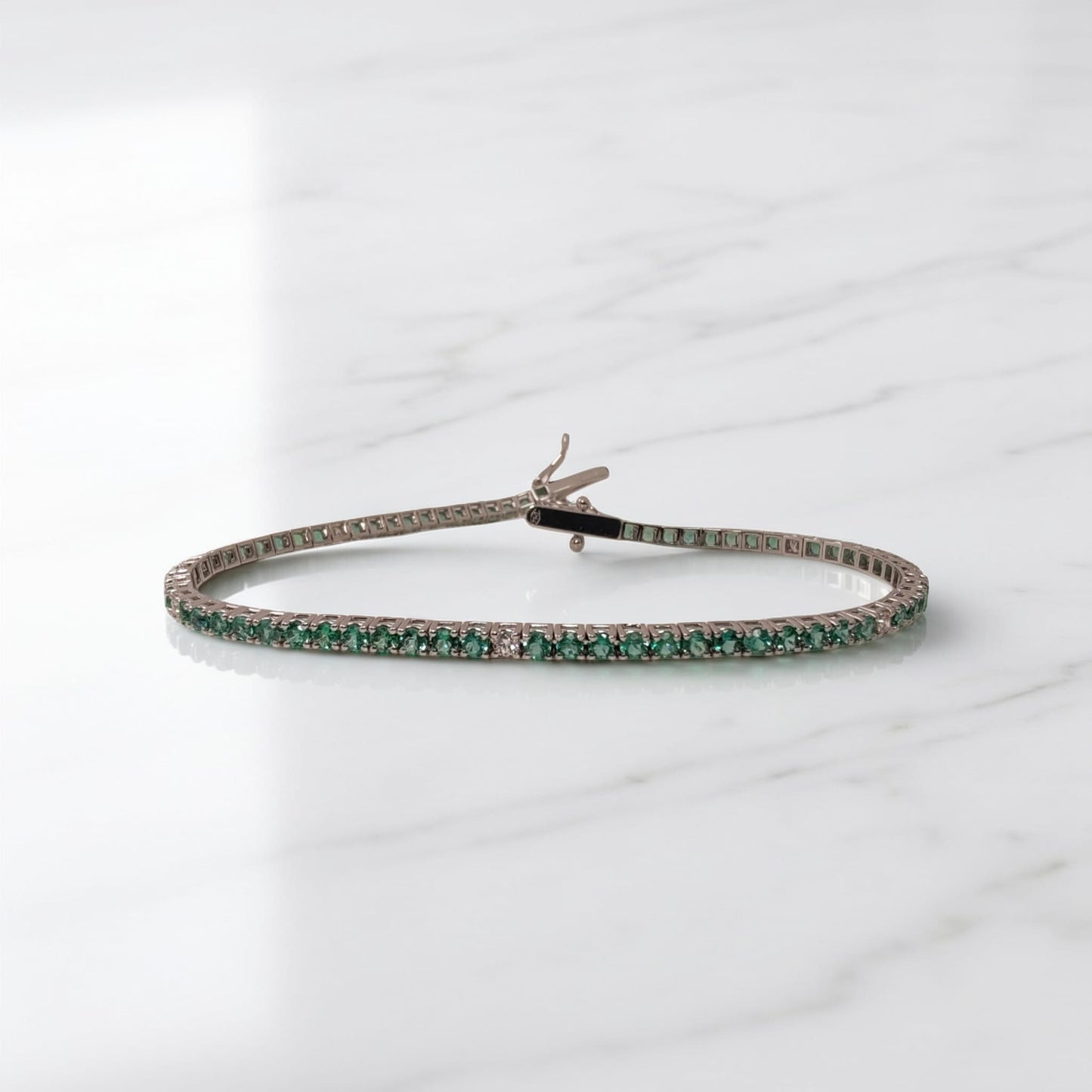 bracciale tennis in oro bianco 18kt di meteore gioielli con 6 file di smeraldi naturali taglio brillante di 2.26ct intervallati da diamanti naturali  0.16ct