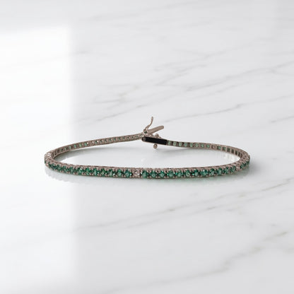 Bracciale tennis in oro bianco 18kt di Meteore Gioielli con 6 file di smeraldi naturali taglio brillante di 2.26ct intervallati da diamanti naturali  0.16ct