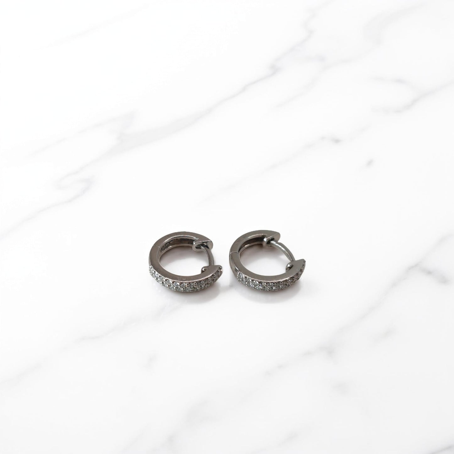 orecchini in oro bianco 18kt di mirco visconti a forma di cerchio 11mm con un delicato pavè di diamanti naturali taglio brillante per un totale di 0.14 ct