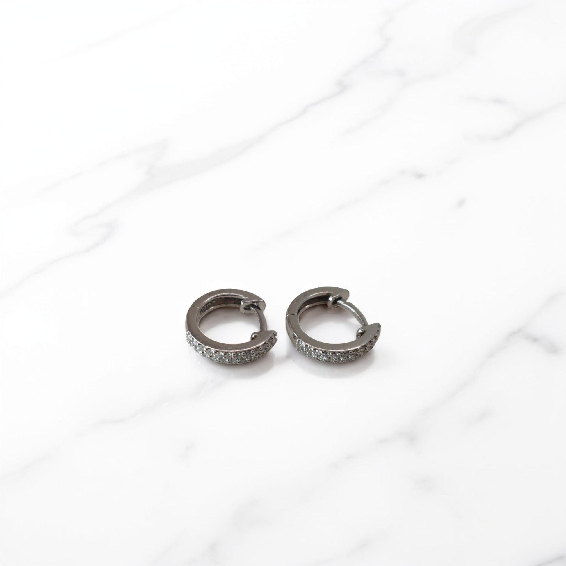 Orecchini in oro bianco 18kt di Mirco Visconti a forma di cerchio 11mm con un delicato pavè di diamanti naturali taglio brillante per un totale di 0.14 ct