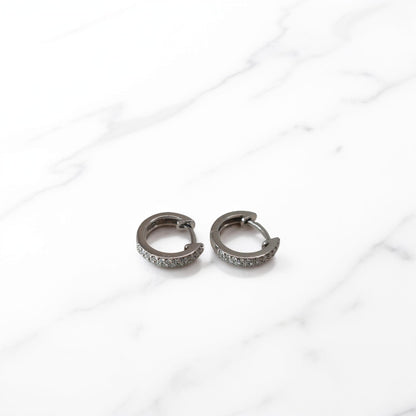 Orecchini in oro bianco 18kt di Mirco Visconti a forma di cerchio 11mm con un delicato pavè di diamanti naturali taglio brillante per un totale di 0.14 ct