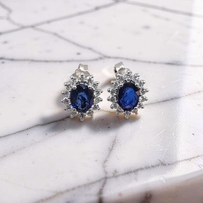 eleganti Orecchini firmati Meteore Gioielli in Oro Bianco 18 Kt con zaffiri blu naturali da 1,65 ct e diamanti naturali per un totale di 0,52 ct.