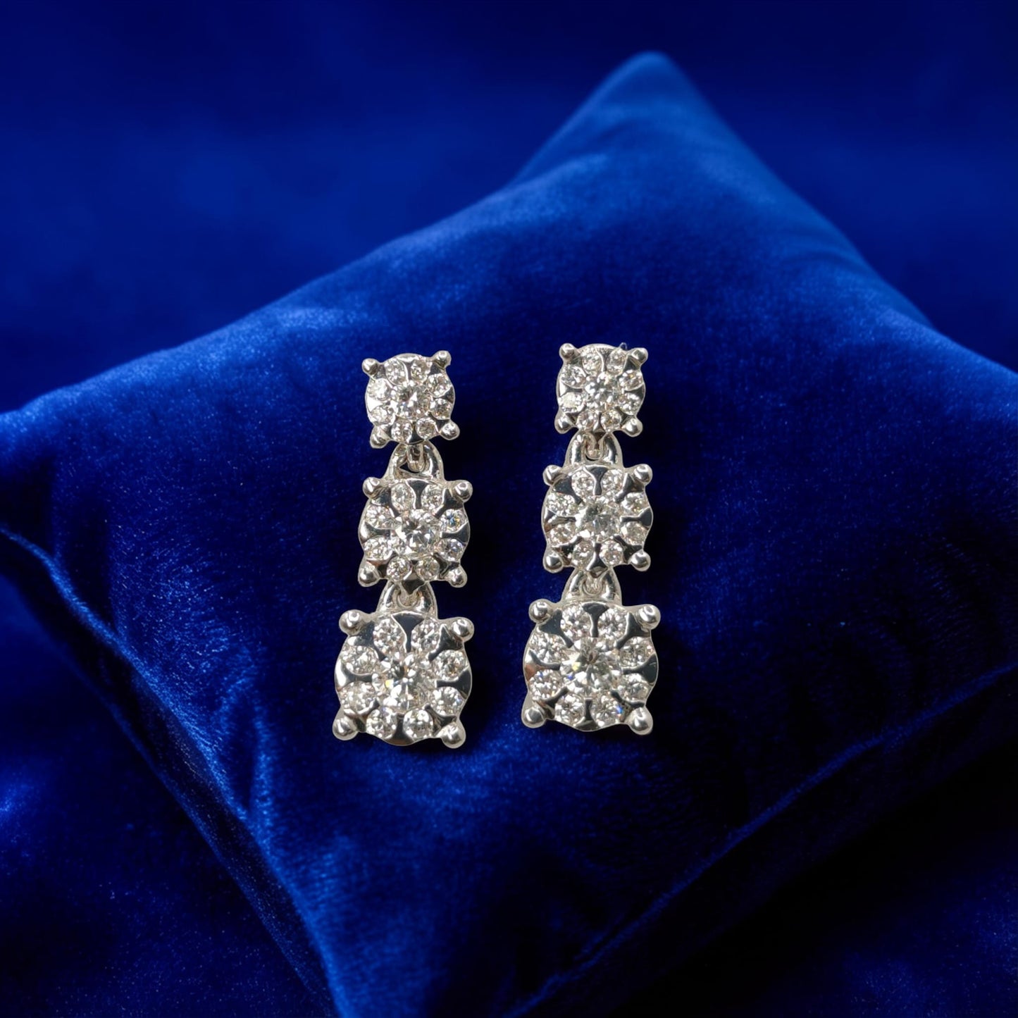 orecchini trilogy in oro bianco 18kt di mirco visconti presentano una cascata di diamanti naturali di 0.41ct con tre castoni a scalare estremamente luminosi