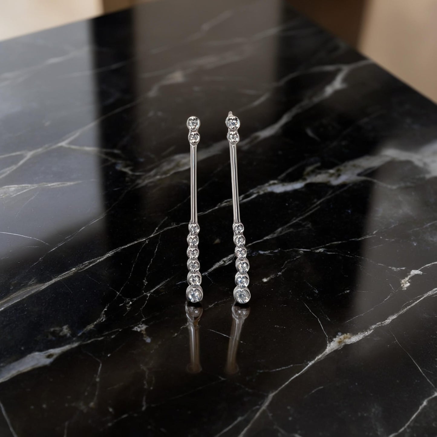 dettaglio in primo piano orecchini in oro bianco 18kt di meteore gioielli presentano una cascata di diamanti naturali taglio brillante per un totale di 0.15ct 