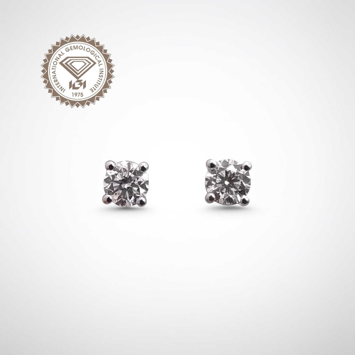 orecchini punto luce in oro bianco 18kt di meteore gioielli presentano due diamanti naturali taglio brillante per un totale di 0.60 ct e/vs1 ex ex vg none