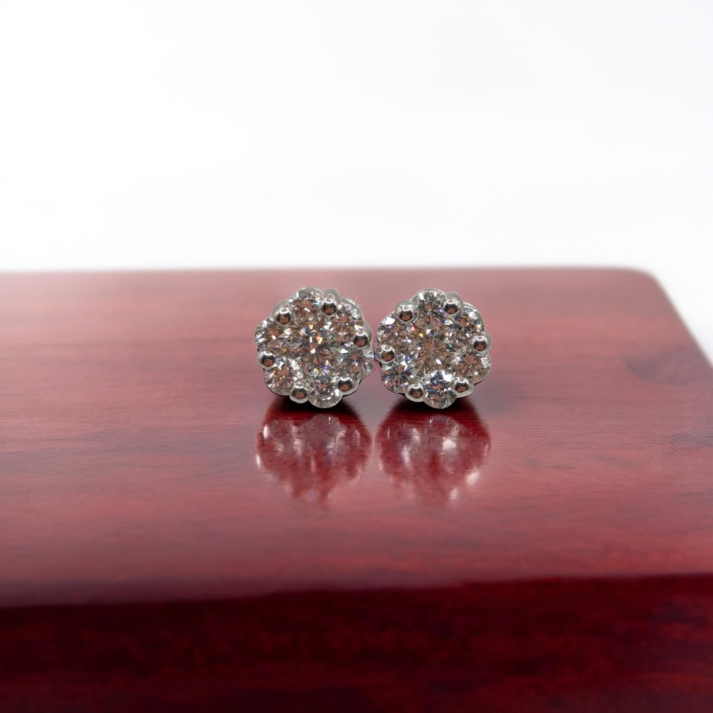 dettaglio orecchini punto luce magic con diamanti naturali taglio brillante ct 0,62 in oro bianco 18 kt