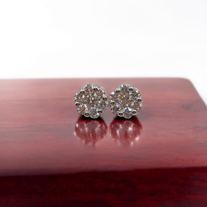 Dettaglio Orecchini Punto Luce Magic con Diamanti naturali taglio brillante ct 0,62 in Oro bianco 18 Kt