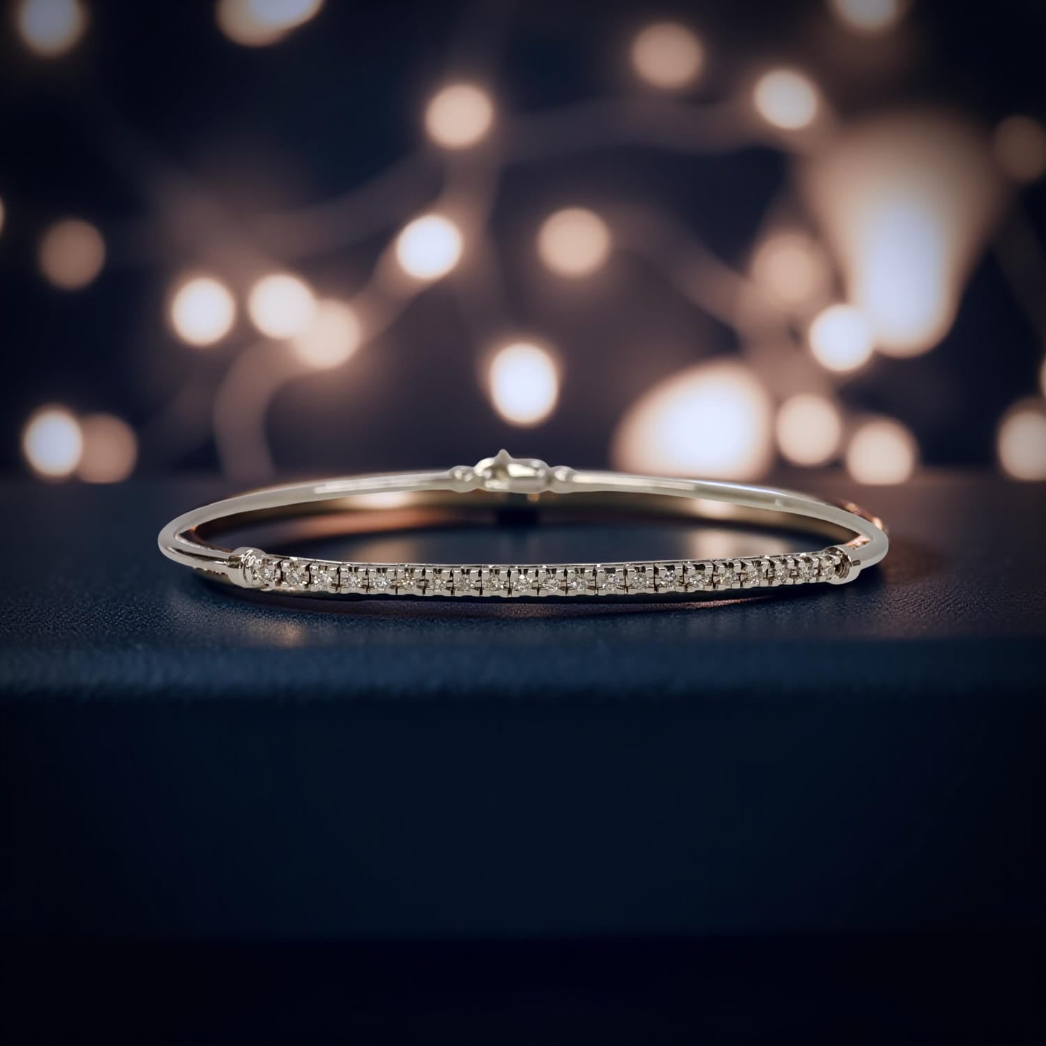 Bracciale semirigido in oro bianco 18kt di Meteore Gioielli con la parte centrale formata da una montatura tennis con diamanti naturali di 0.26 ct.