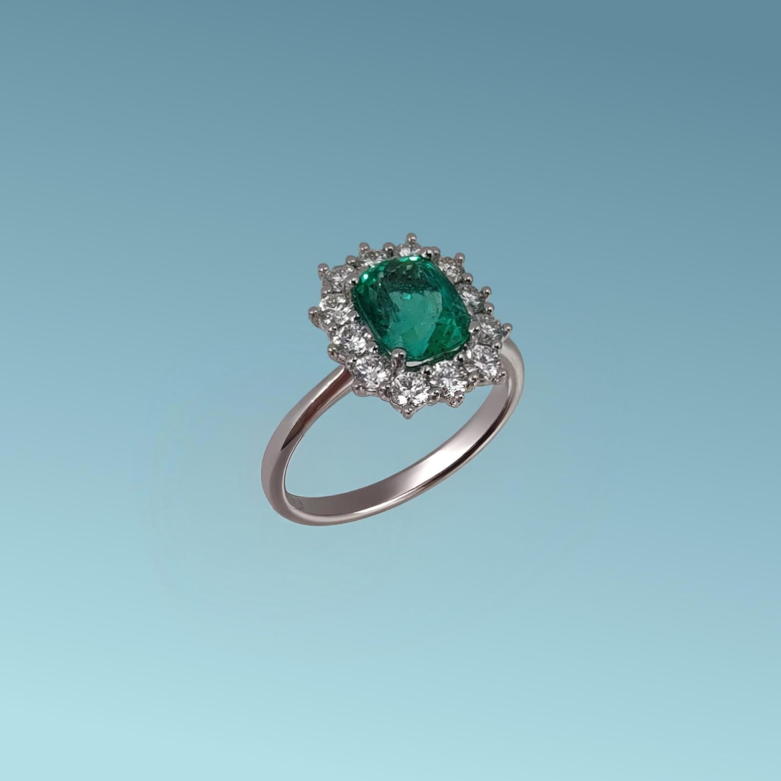 Anello in oro bianco 18kt&nbsp; di Mirco Visconti con smeraldo naturale taglio cuscino e diamanti naturali G/VS. Il prezioso taglio a cuscino dello smeraldo e i diamanti naturali donano al gioiello un tocco di lusso. 