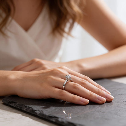 Anello in oro bianco 18kt di Meteore Gioielli con diamante naturale taglio brillante 0.50ct E/VS1 certificato internazionale GIA e incisione laser sulla cintura