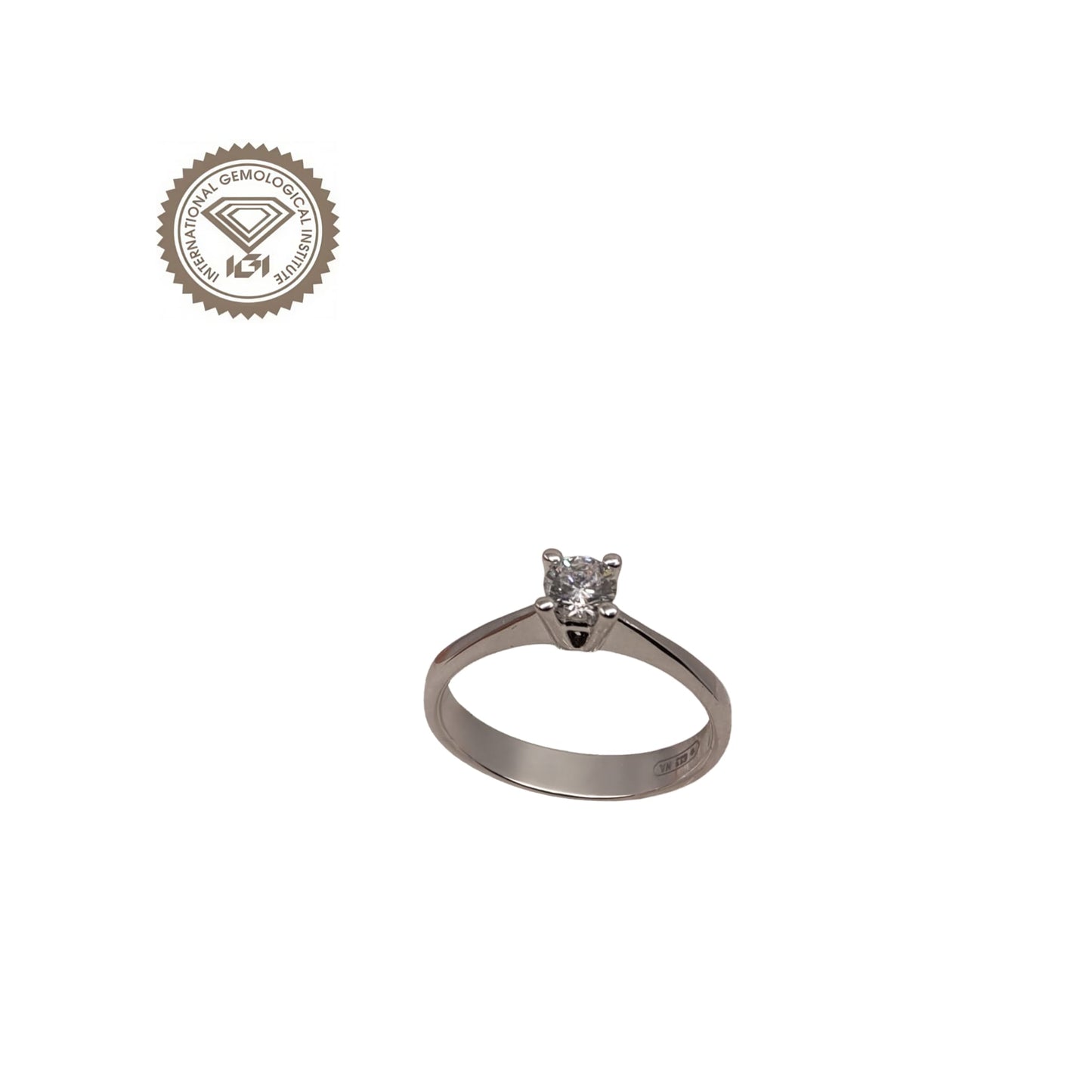 vista frontale, anello solitario in oro bianco 18kt di meteore gioielli con diamante naturale taglio brillante 0.30ct e/si1 con certificato igi e incisione laser sulla cintura