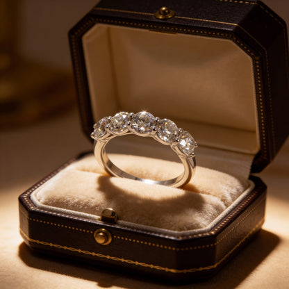 Anello veretta in oro bianco 18kt di Meteore Gioielli con 5 Diamanti naturali taglio brillante E/VS1 da 0.40 ct per un totale di 2.00 ct, certificazione IGI