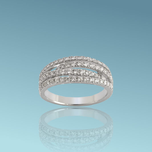 Anello pavè di Mirco Visconti caratterizzato da una forma sinuosa con quattro file di diamanti naturali taglio brillante ct 0.51, con le due centrali che si incontrano al centro catturando e riflettendo ogni raggio di luce