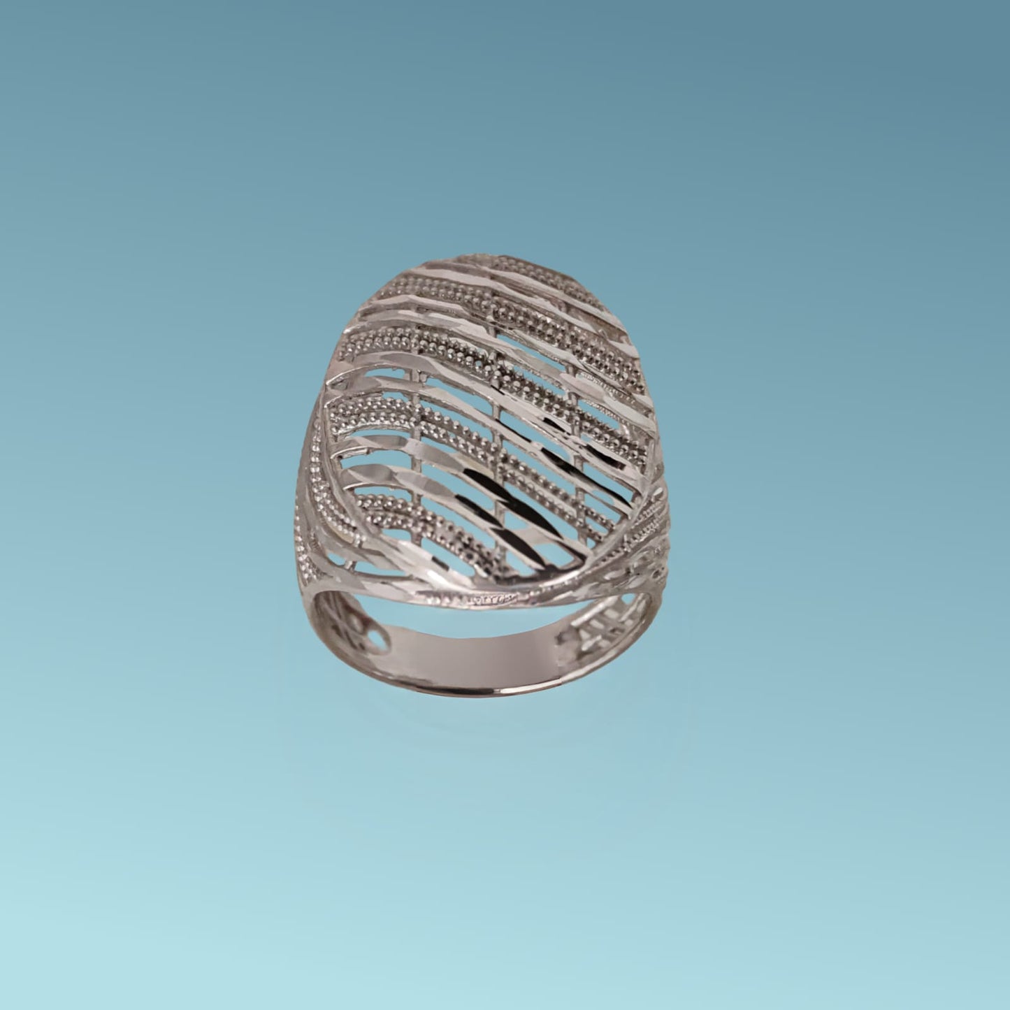 anello in oro bianco 18kt tipo fascia con scudo ovale lavorazione diamantata