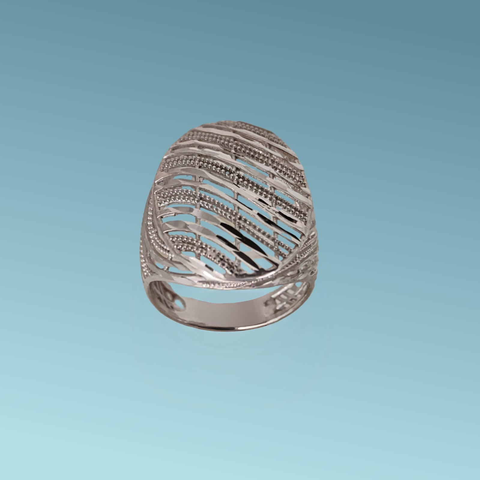 anello in oro bianco 18kt tipo fascia con scudo ovale lavorazione diamantata