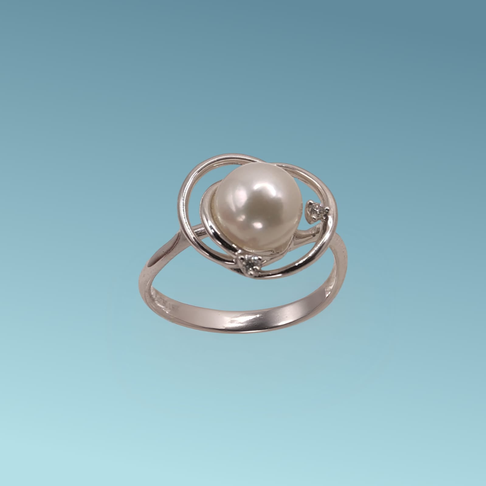 Anello in oro bianco 18kt di Meteore Gioielli con incassata al centro una perla Akoya Giapponese diametro 7-7/5 e due diamanti naturali taglio brillante ct 0.03